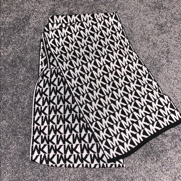 MIchael Kors Scarf - Picture 2 of 3